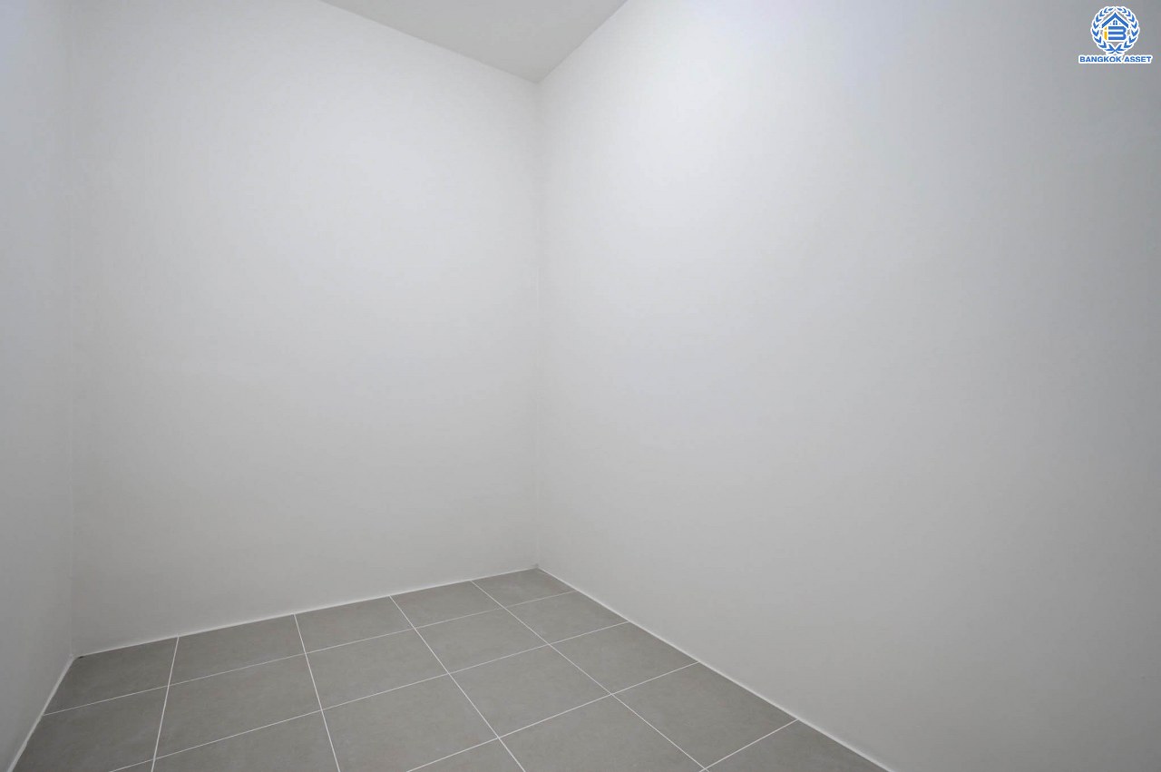 บ้านมือสองตกแต่งใหม่ โครงการ เดอะเวอรีเดียนโฮม กาญจนาภิเษก เนื้อที่กว้าง 75 ตร.ว. ฟังก์ชัน 3 ห้องนอน 4 ห้องน้ำ 1 ห้องอเนกประสงค์ 1 ห้องแม่บ้าน จอดรถได้ 2 จอด บนทำเลดี ติดถนนกาญจนาภิเษก เชื่อมต่อถนนรัตนาธิเบศร์ ถนนนครอินทร์ ถนนกาญจนาภิเษก ใกล้รถไฟฟ้าสายสีม่วง "สถานีตลาดบางใหญ่" และจุดขึ้นทางด่วน "ศรีรัช"...